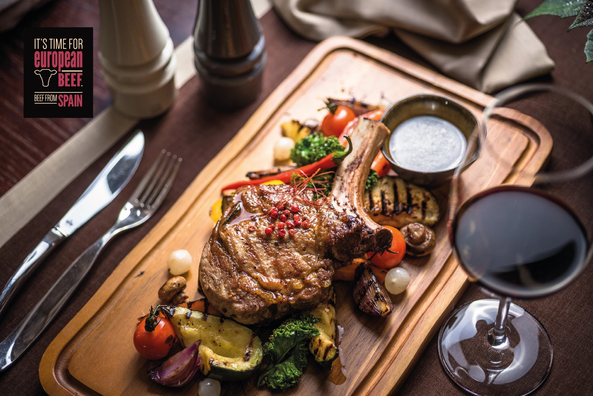 Carne de cocción prolongada acompañada por vegetales asados